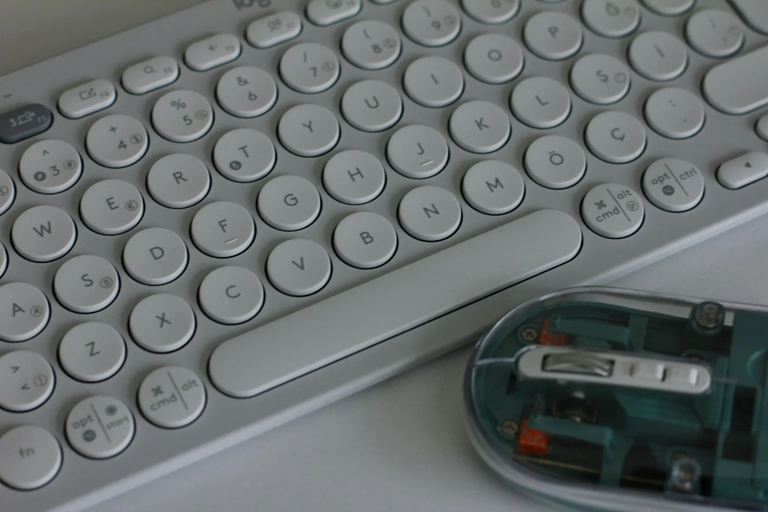 Melhores teclados ergonômicos para quem sente dor no punho trabalhando 8 horas