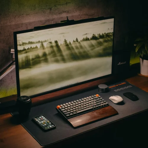 Braço articulado para monitor vale a pena? Quando comprar e quando evitar