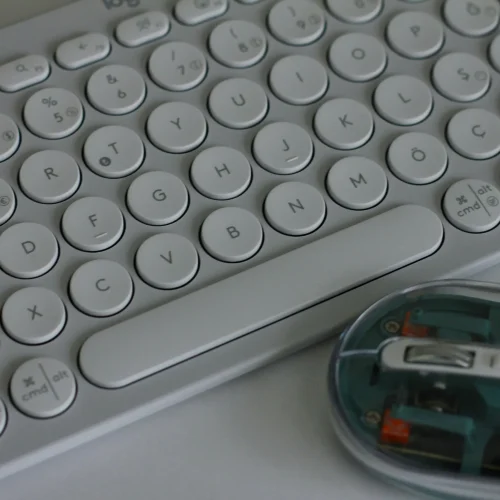 Melhores teclados ergonômicos para quem sente dor no punho trabalhando 8 horas