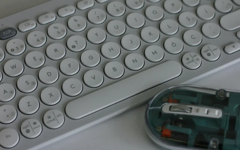 Melhores teclados ergonômicos para quem sente dor no punho trabalhando 8 horas
